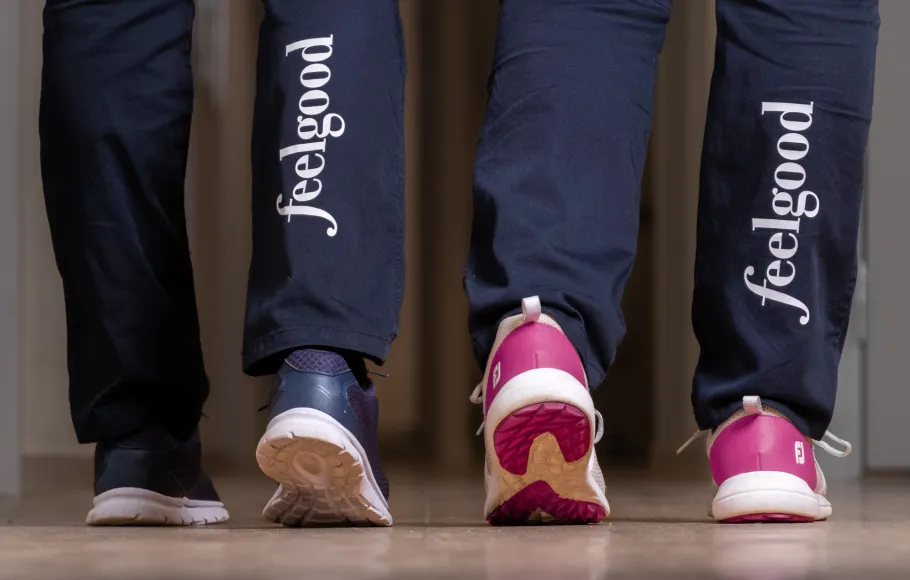 benen på personer som går inomhus