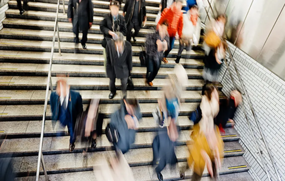 personer går snabbt i trappa