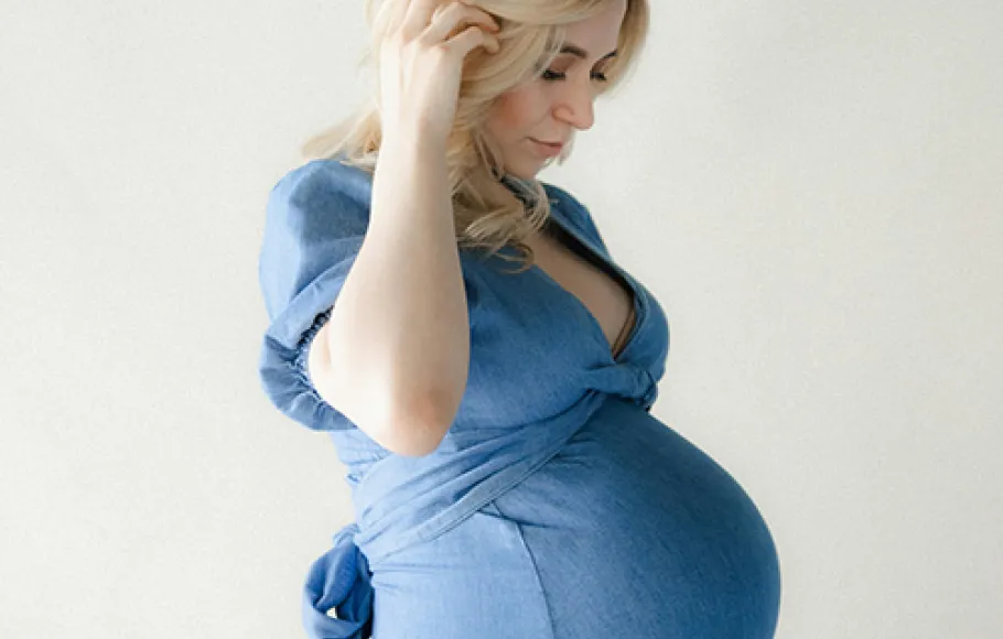 gravid kvinna i blå klänning