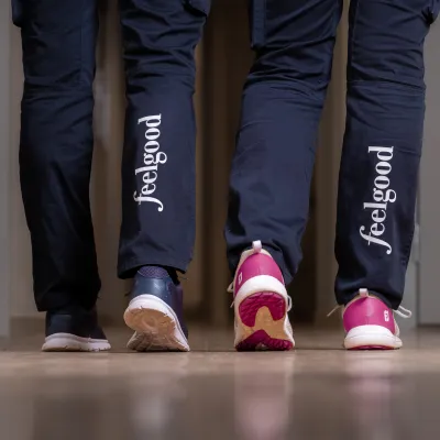 benen på personer som går inomhus