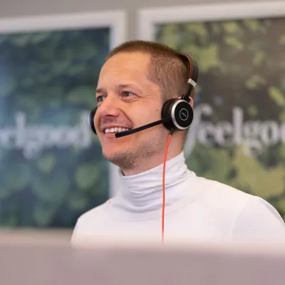 glad man pratar i headset