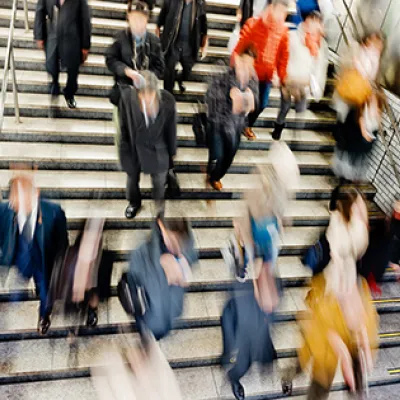 personer går snabbt i trappa