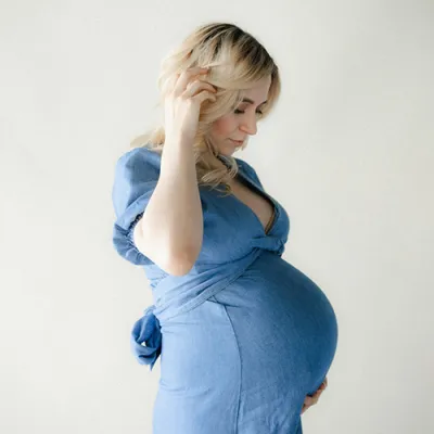 gravid kvinna i blå klänning