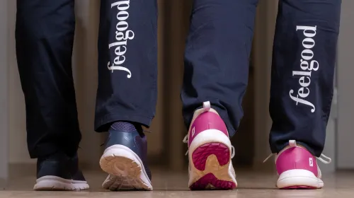 benen på personer som går inomhus