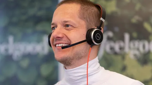 glad man pratar i headset